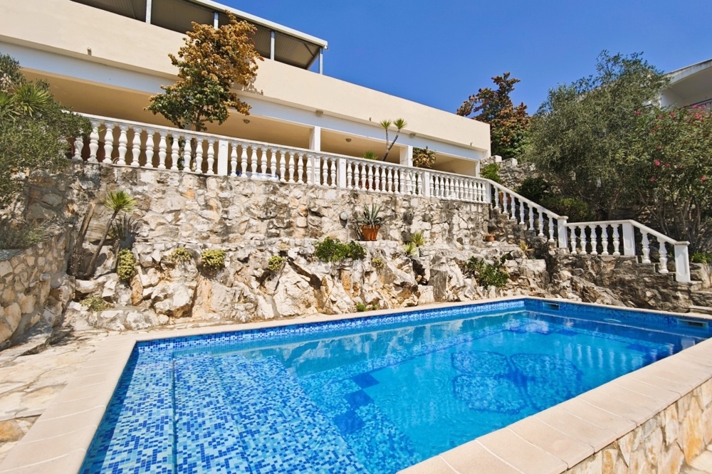 Offer H3910 swimming pool.