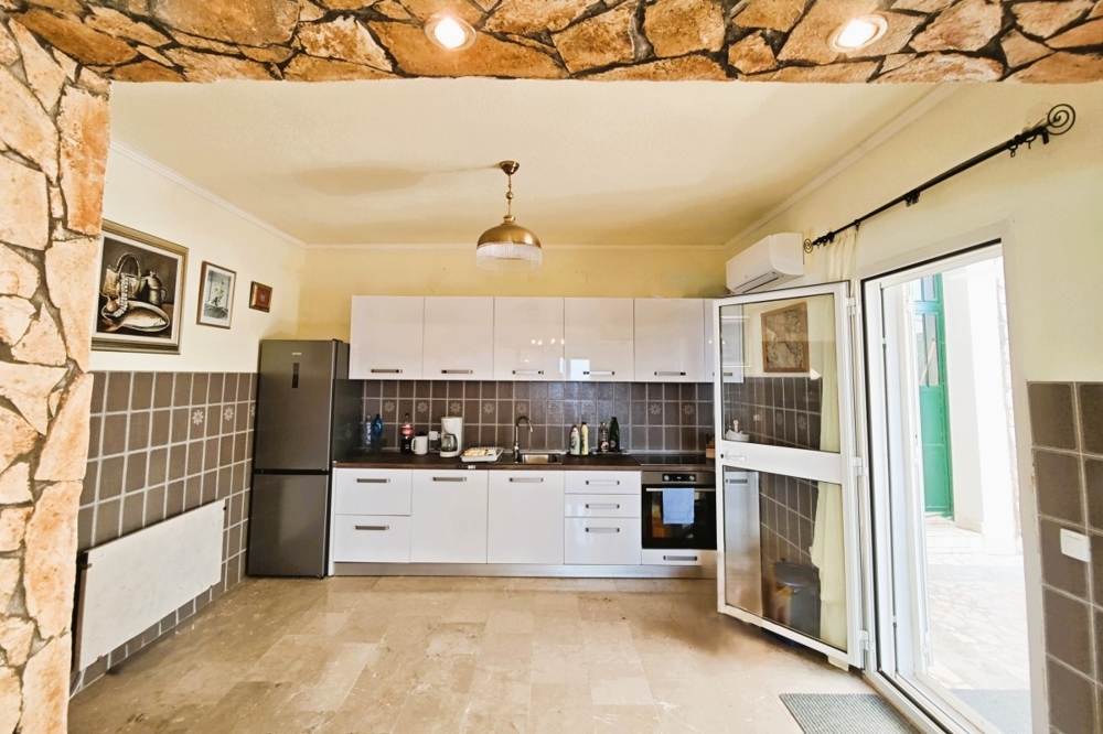 Kitchen-living room with fitted kitchen and access to the terrace