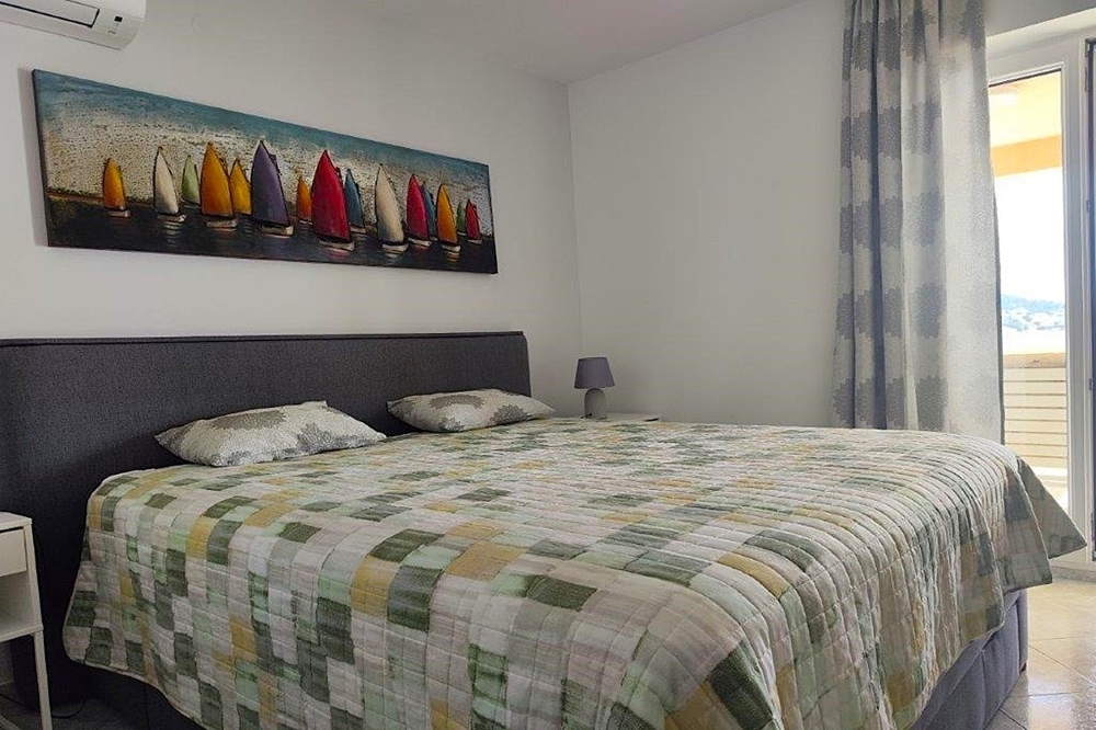 Bedroom with balcony access and sea view