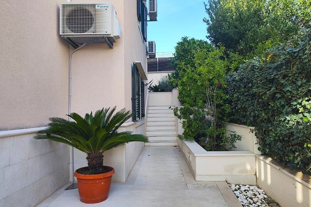 Outdoor area with access, stairs and well-kept garden