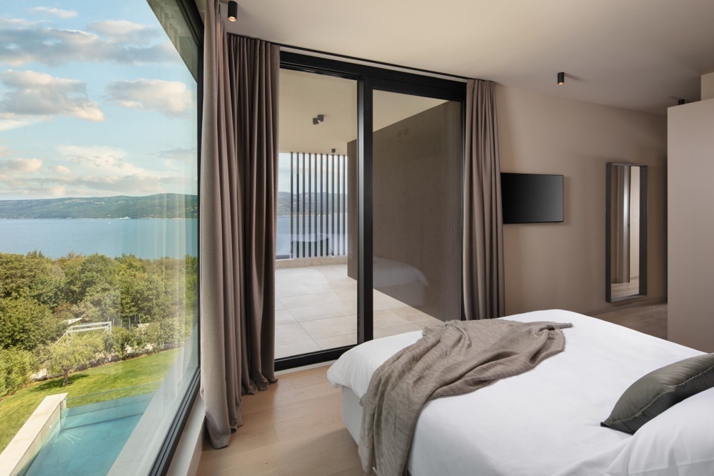 Bedroom with sea views and access to the terrace