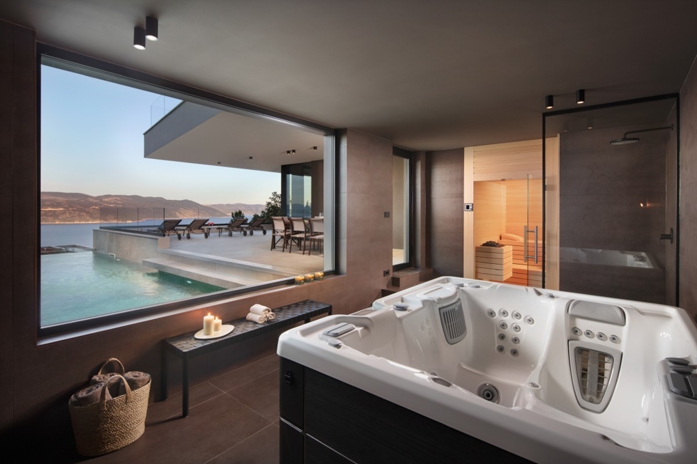 Wellness area with whirlpool, sauna and sea views