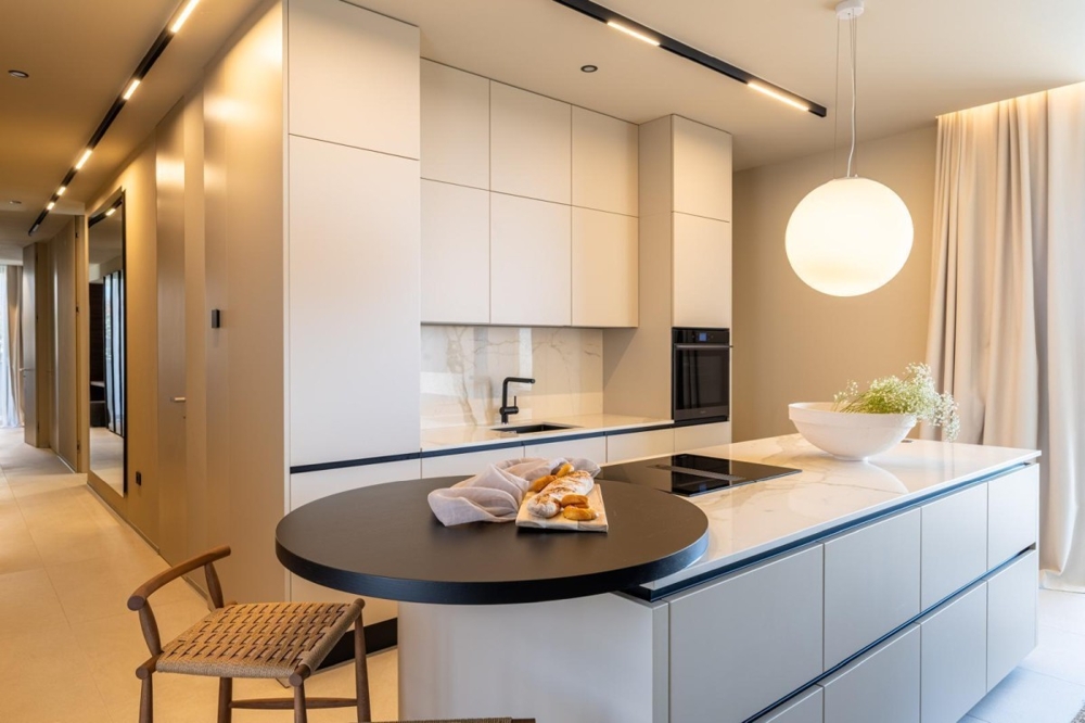 High-quality fitted kitchen with cooking island