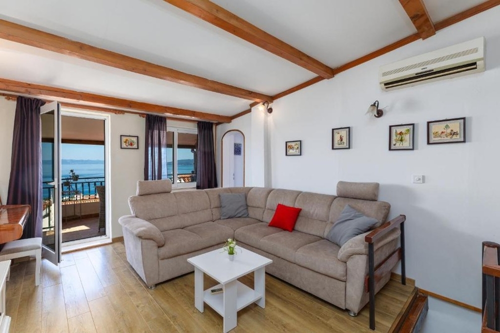 Living room with corner sofa and access to the balcony with sea views