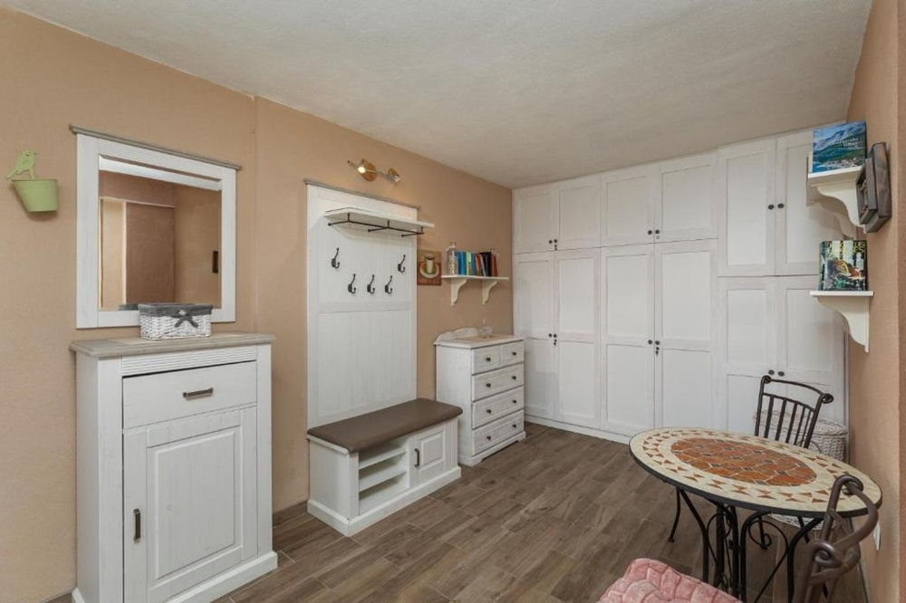 Entrance area with built-in cupboards and bench