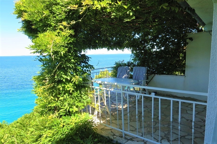 House by the sea in Primosten, Dalmatia - property H3915