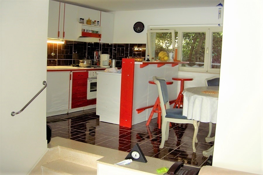 Kitchen with dining area and bar in a functional design