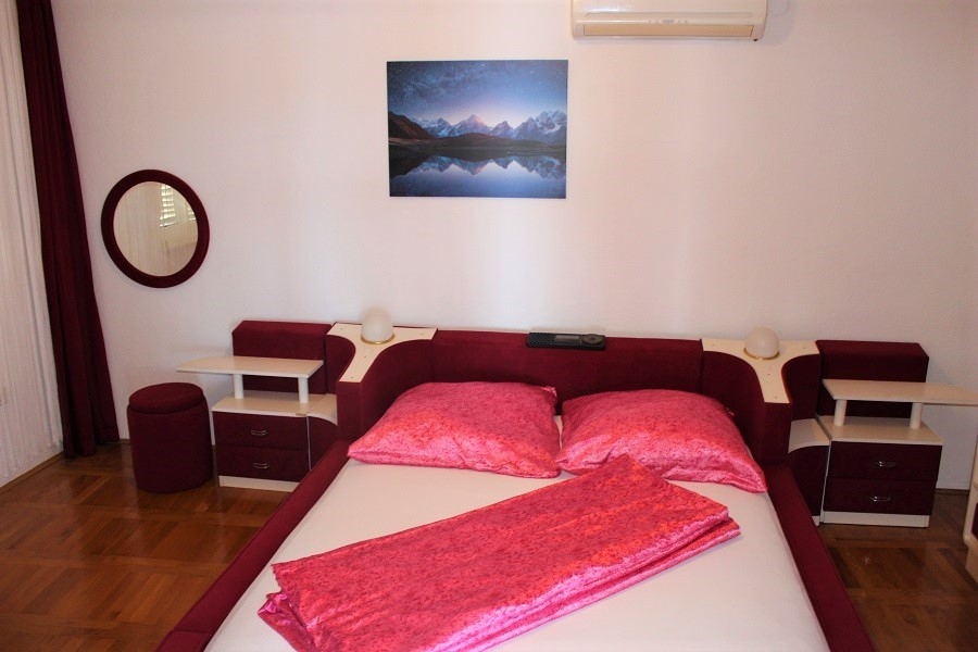 Bedroom with double bed and modern furnishings