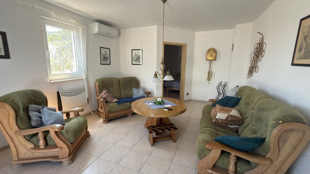 Living room with seating area and access to the bedroom