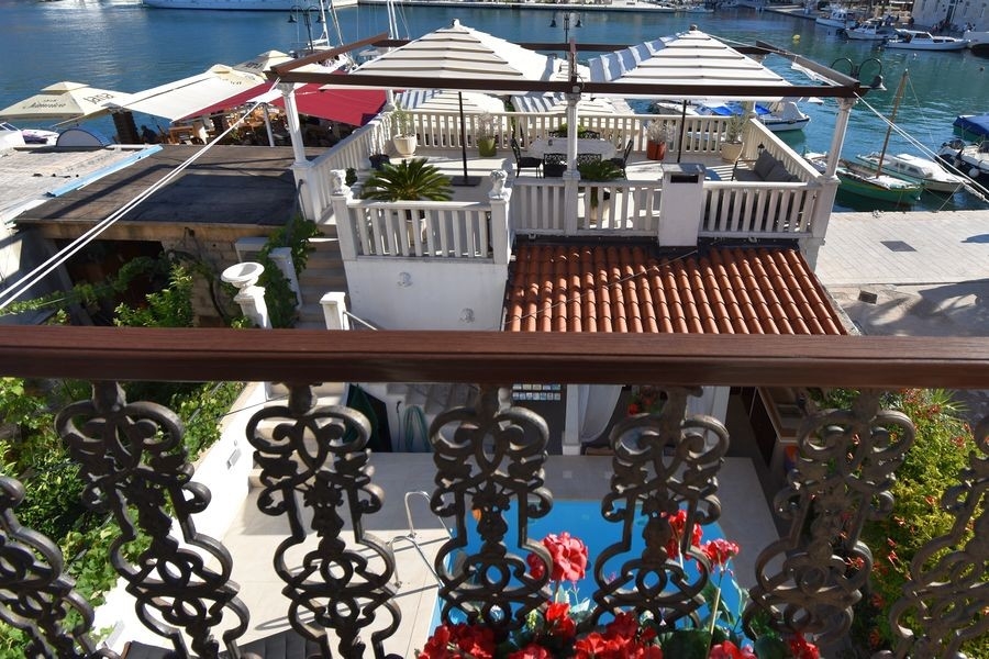 Roof terrace with sea views and harbor views