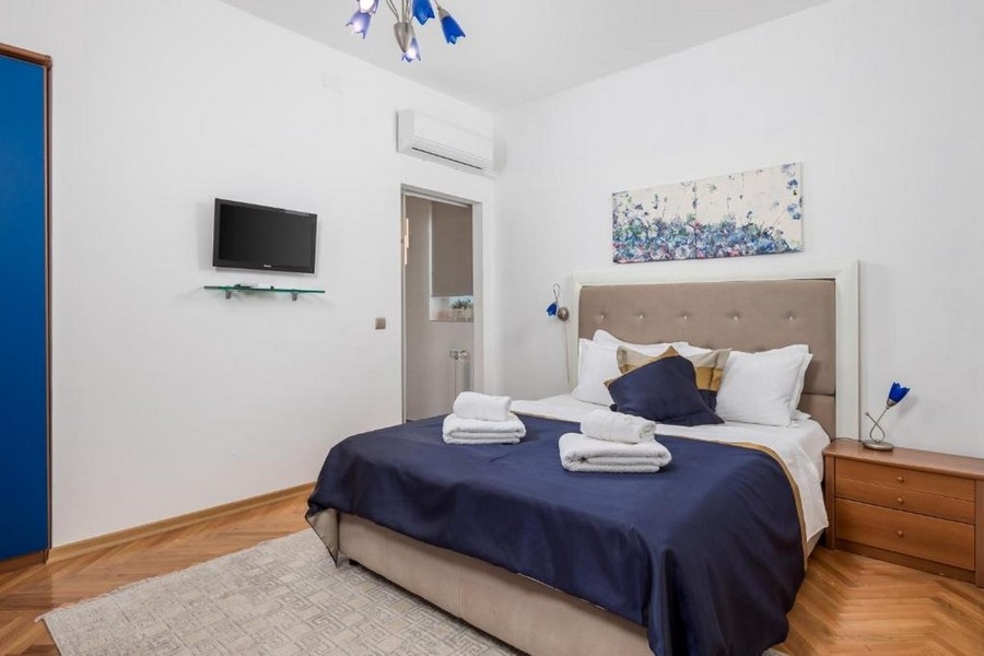 Bedroom with double bed and air conditioning