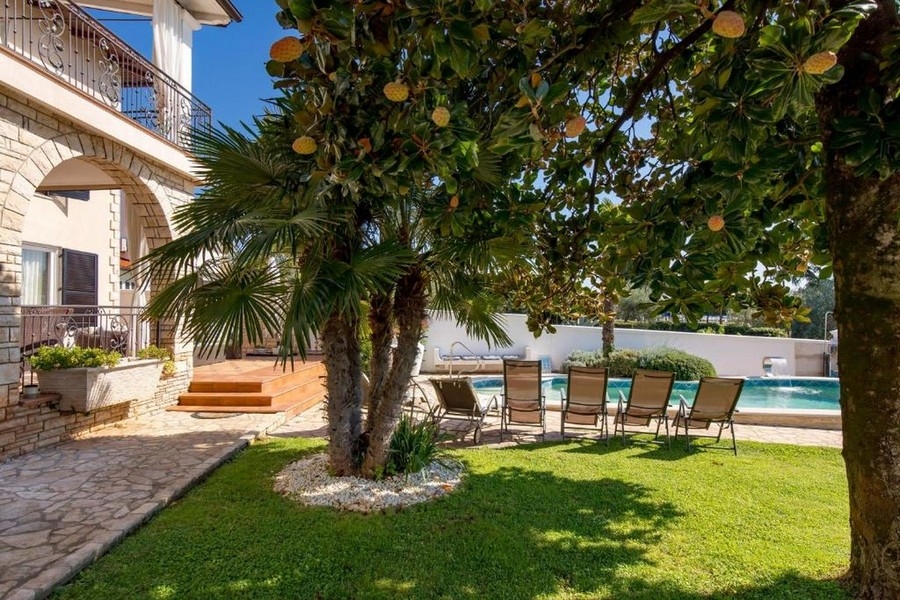 Mediterranean outdoor area of ​​Villa H3918 in Umag, Istria.