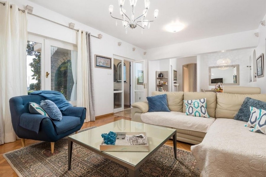 Bright living room with access to the terrace