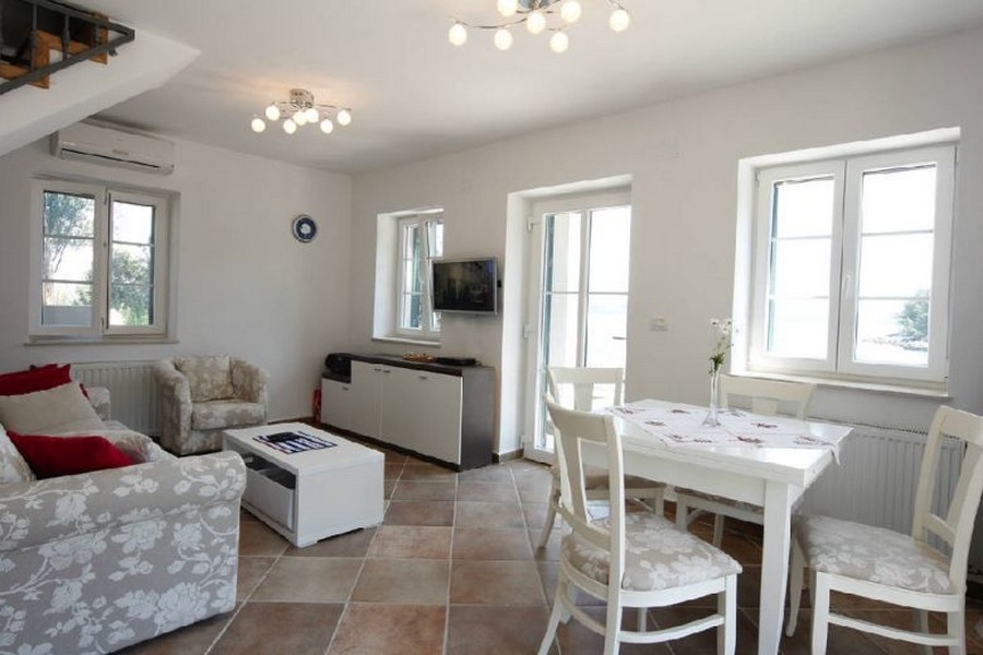 Living room with sea views and access to the terrace