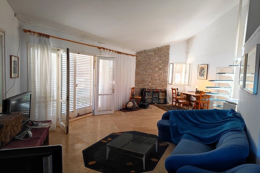 Living area with fireplace and access to the terrace