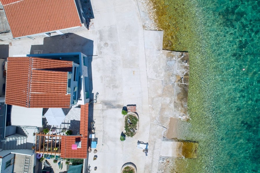 House by the sea near Sibenik in Croatia - H3922