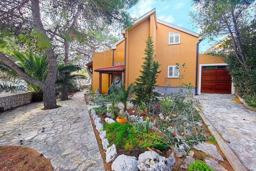 Buy a house near Sibenik in Croatia - property H3922