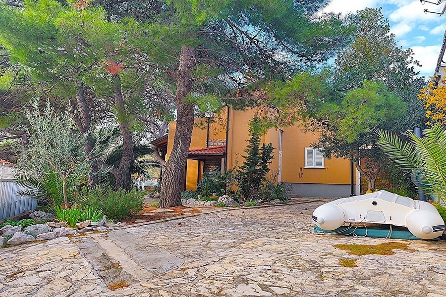 Driveway with garden and boat outside