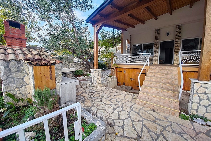 Entrance area with terrace and natural stone floor