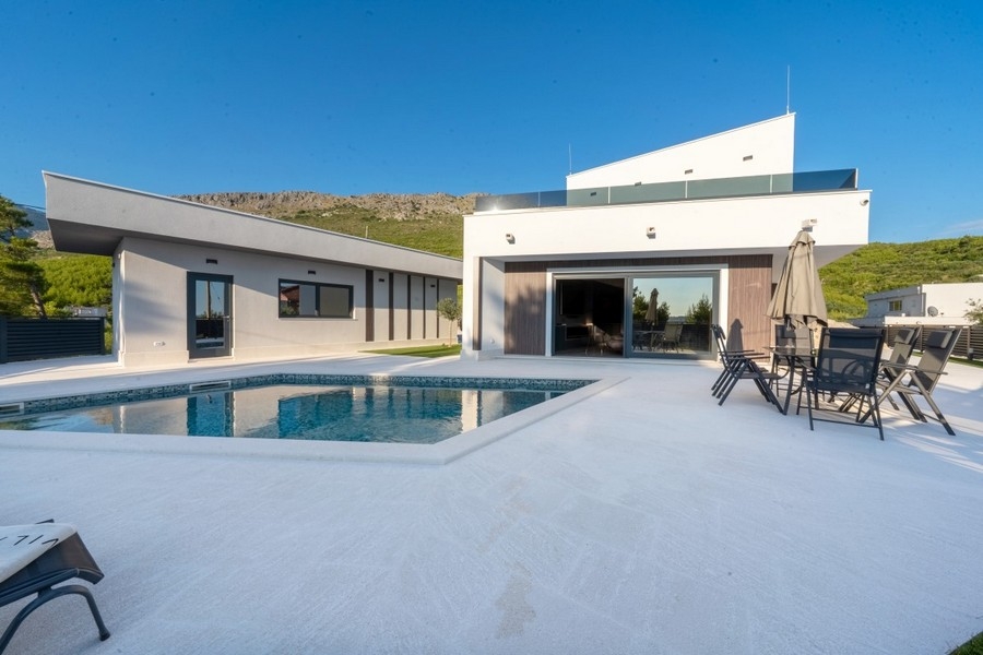 Modern luxury villa with pool near Split in Croatia - property H3925.