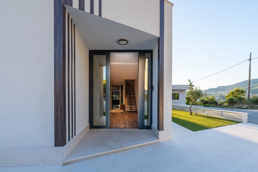 Entrance area of ​​the luxury property H3925 near Split in Croatia.