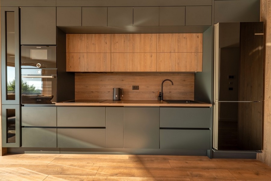 Fitted kitchen with modern appliances and wood look