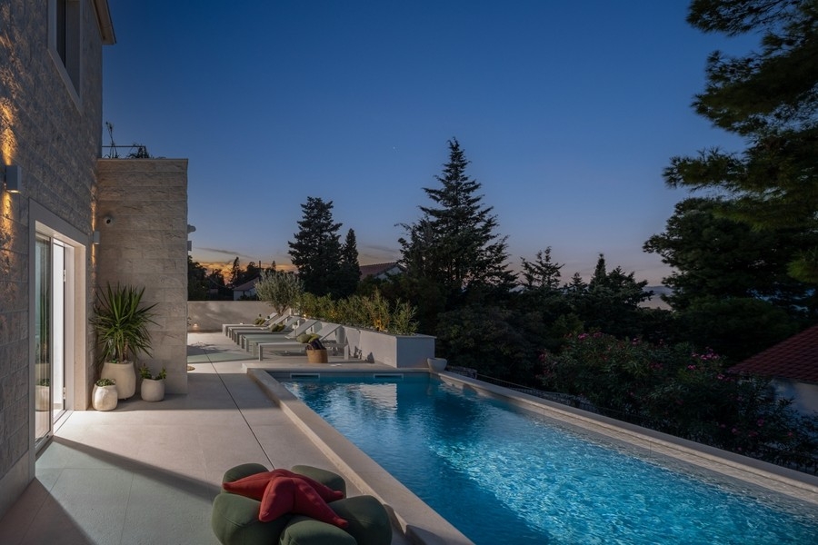 Swimming pool with a view of the greenery - property H3926.