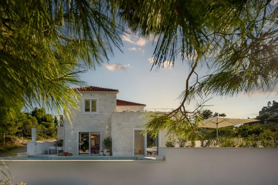 Stone villa with pool and terrace on Brač
