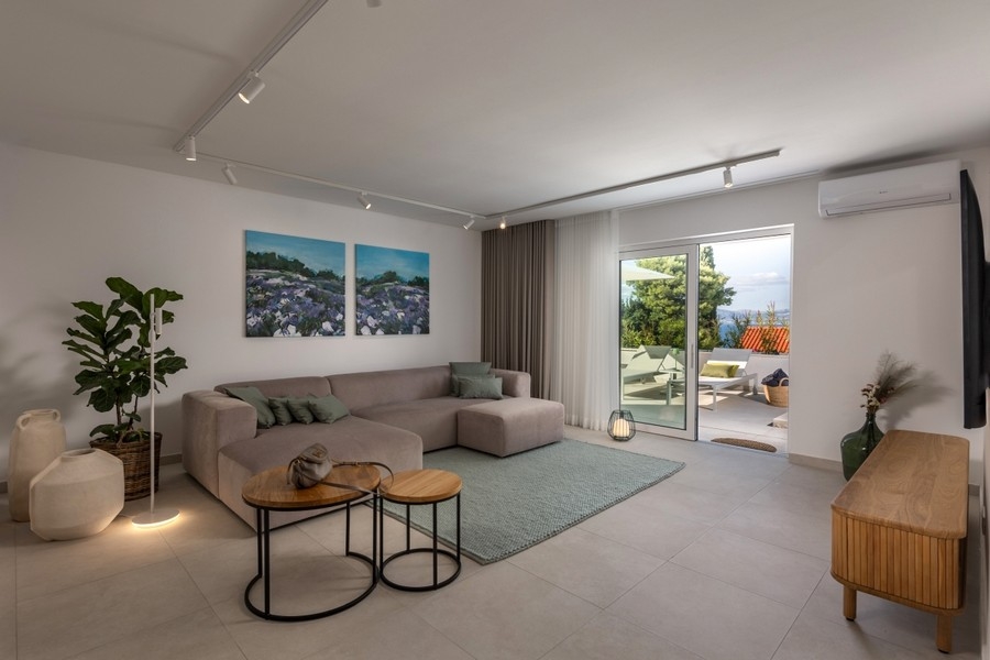 Living room with sofa and access to the terrace