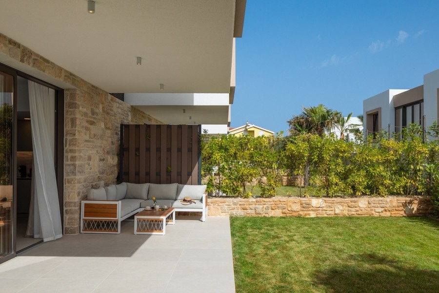 Covered terrace with lounge and garden