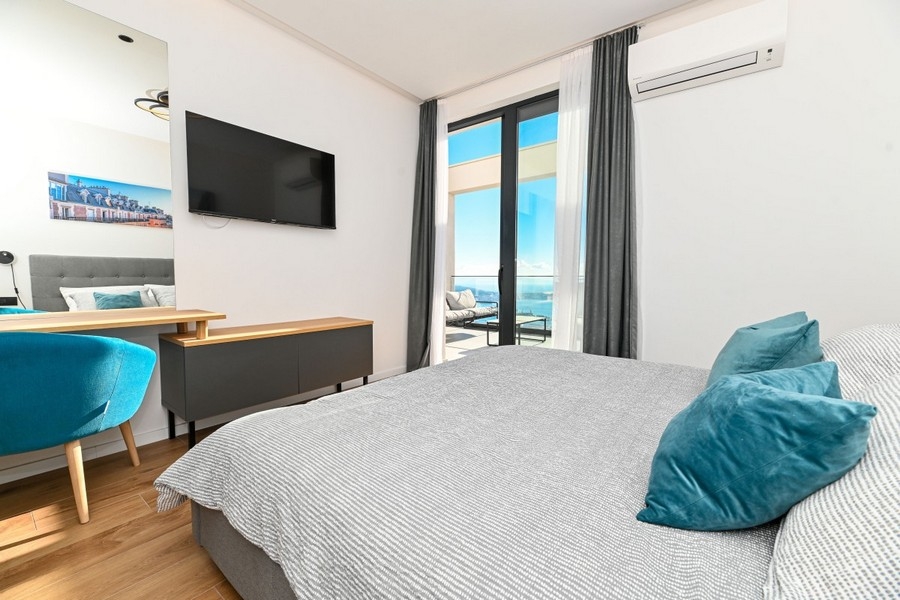 Bedroom with access to the terrace and sea views