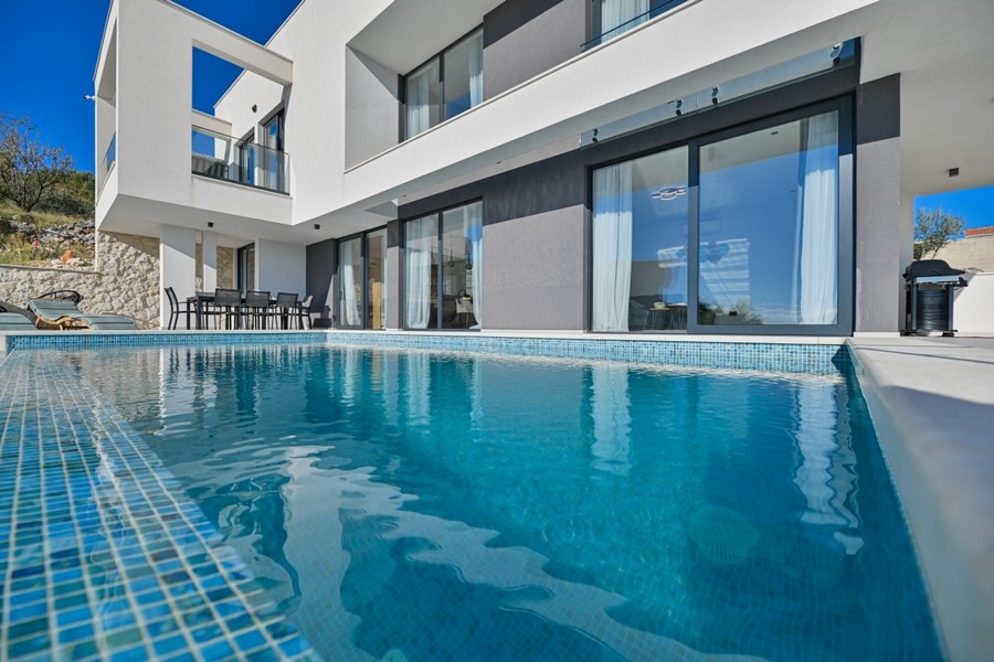 Pool villa in Croatia near Trogir for sale - H3928.