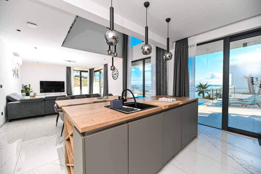 Modern kitchen with cooking island and access to the terrace
