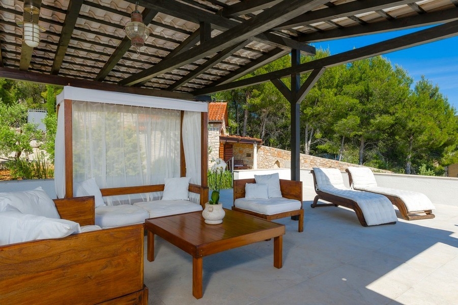Covered lounge area with sun loungers