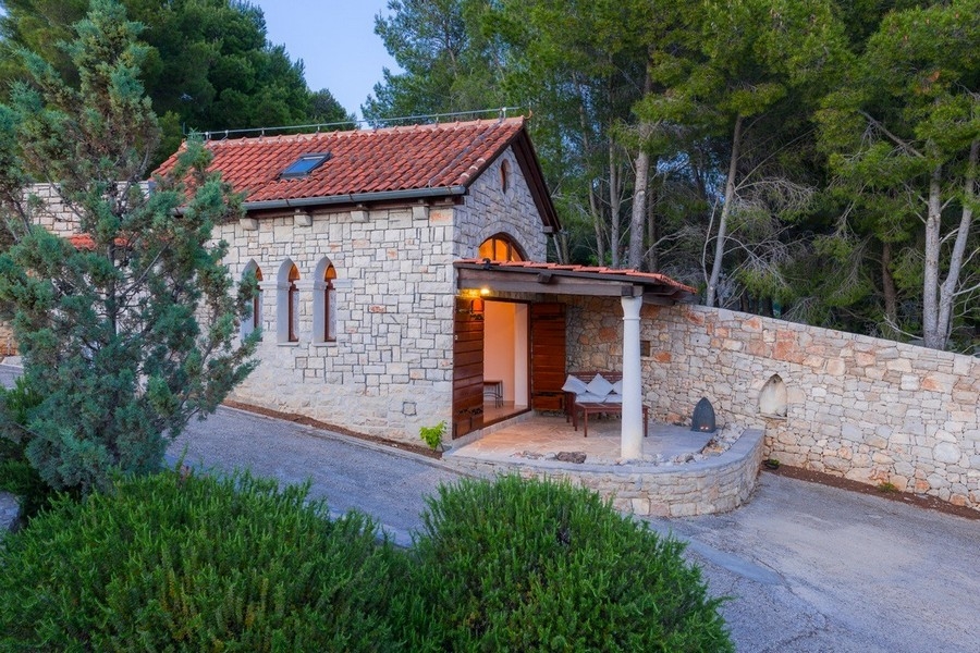 Stone house in a quiet location with a Mediterranean garden
