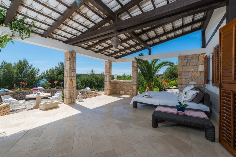 Covered terrace with lounge and sea views