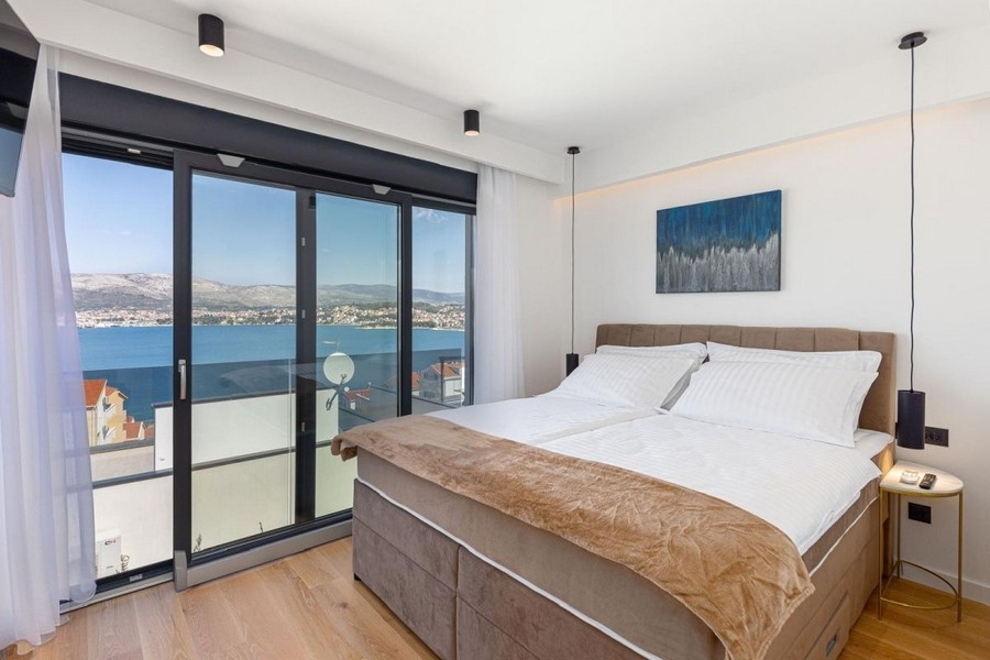 Bedroom with sea view and balcony access