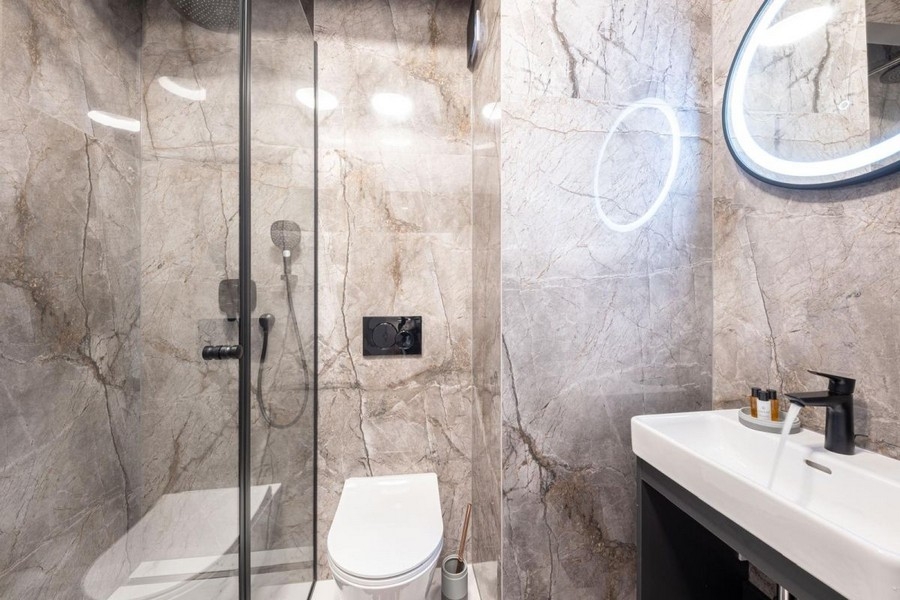 Modern bathroom with shower and high-quality furnishings