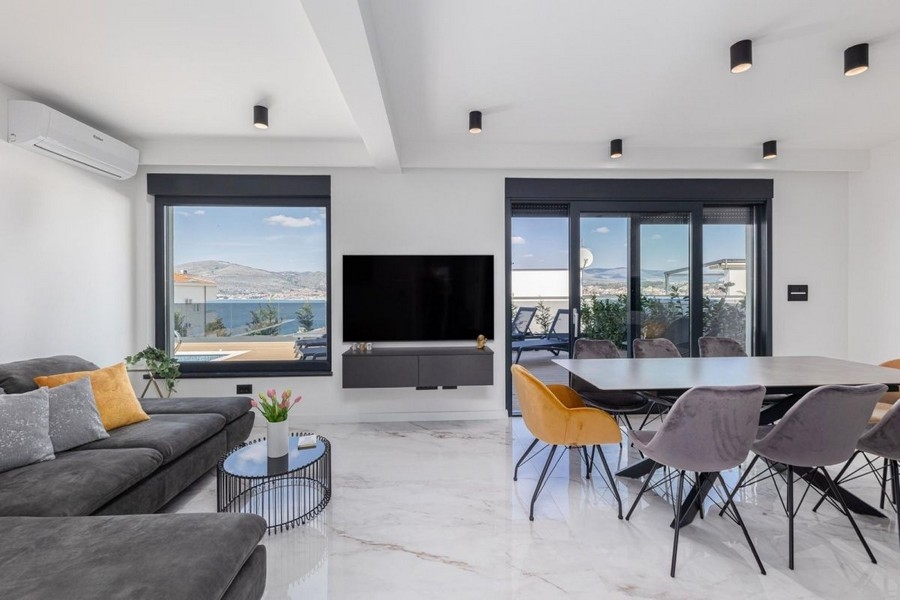 Living area with large window fronts and access to the terrace