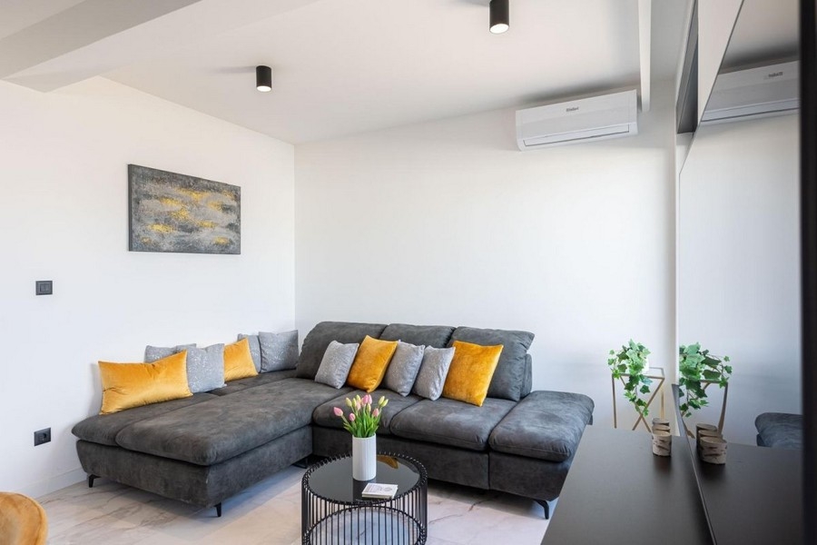Bright living room with sofa and direct access to the outdoor area