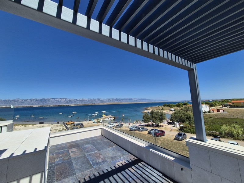 Roof terrace with views of the sea and mountains in Croatia