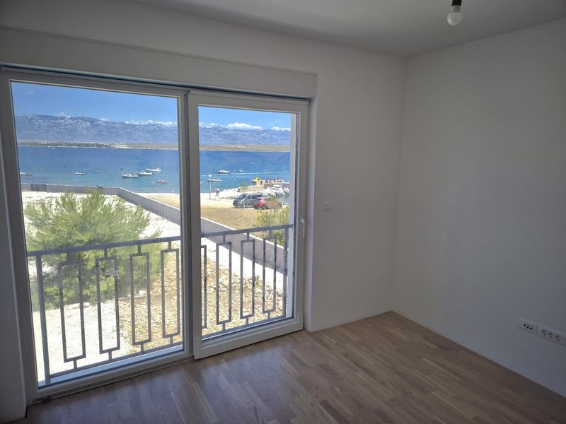Sea view room with balcony access