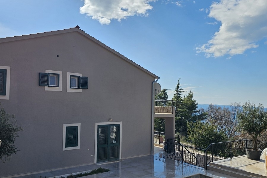 House with sea view and terrace in Podstrana