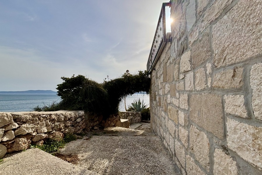 Stone facade of property H3937 in Dalmatia.