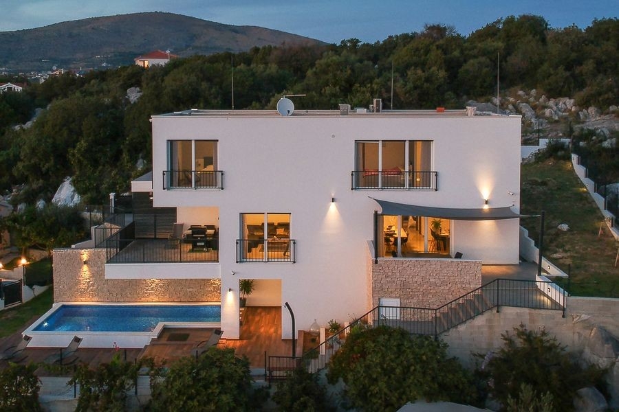 Villa with pool area and sea views in Dalmatia