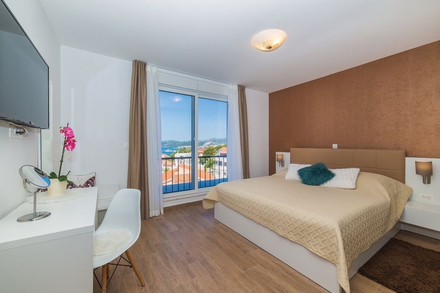 Bedroom with sea view and balcony