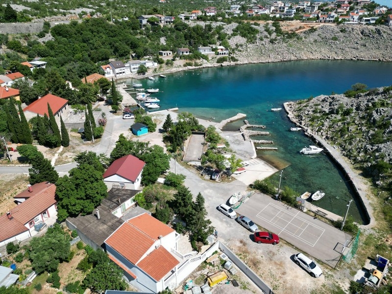 House near the sea in Cesarica