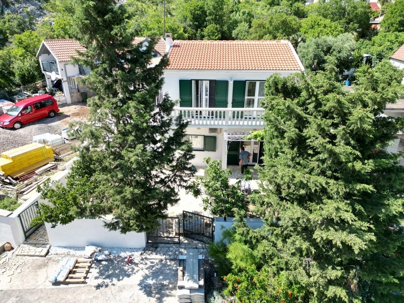 House with two residential units in a quiet location