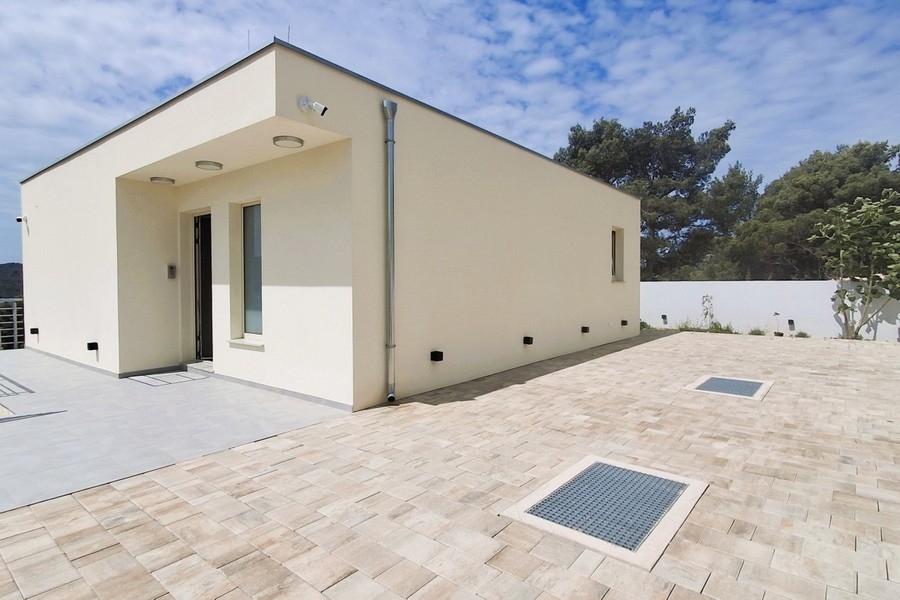The entrance area of ​​the villa is on the upper floor.