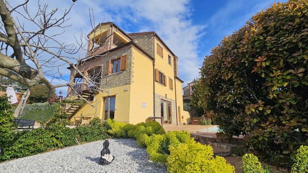 Natural stone house with a well-kept garden in Istria